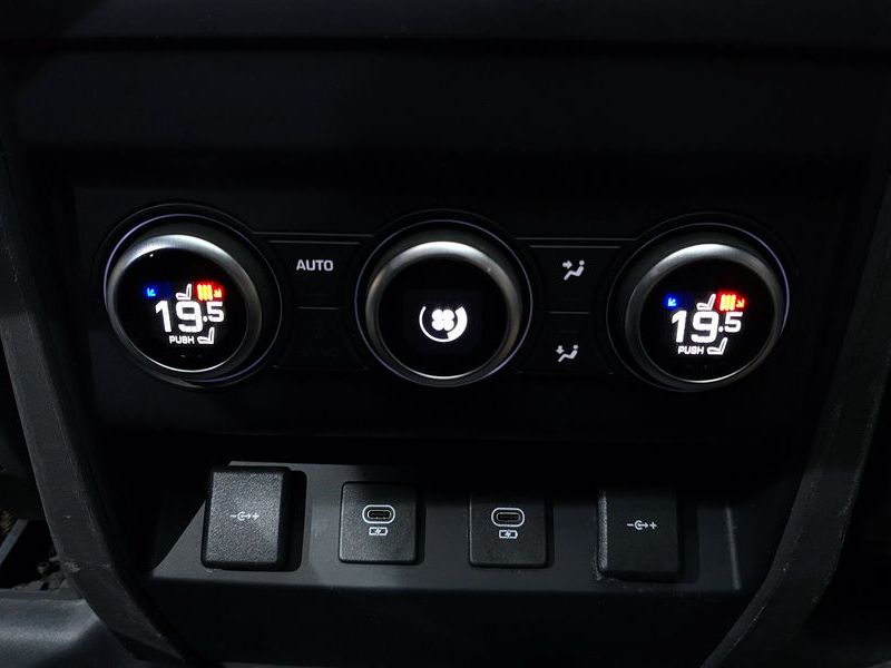2022 Land Rover Defender 110 D300 HSE photo 19