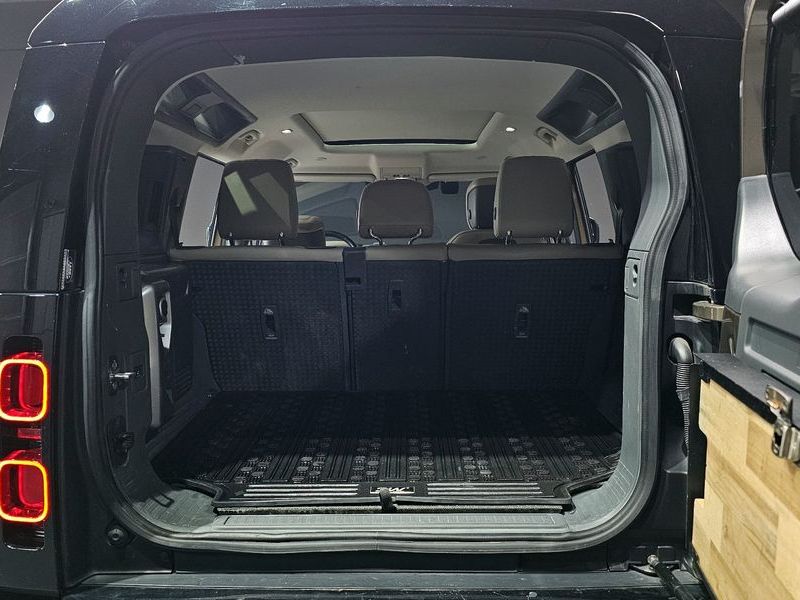 2022 Land Rover Defender 110 D300 HSE photo 20