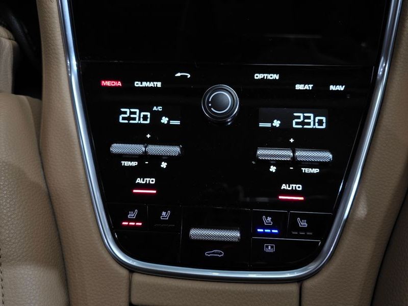 2018 Porsche Panamera 3.0 AWD photo 18