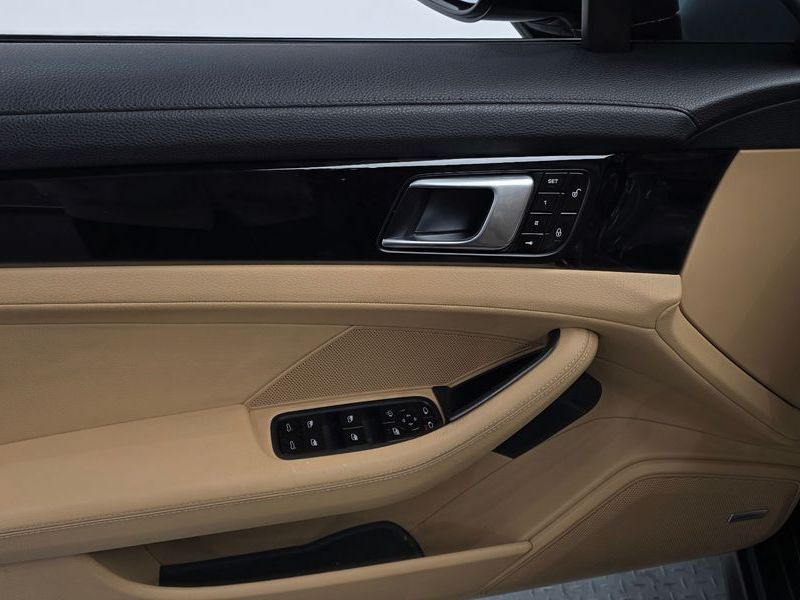 2018 Porsche Panamera 3.0 AWD photo 24