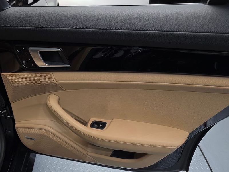 2018 Porsche Panamera 3.0 AWD photo 25