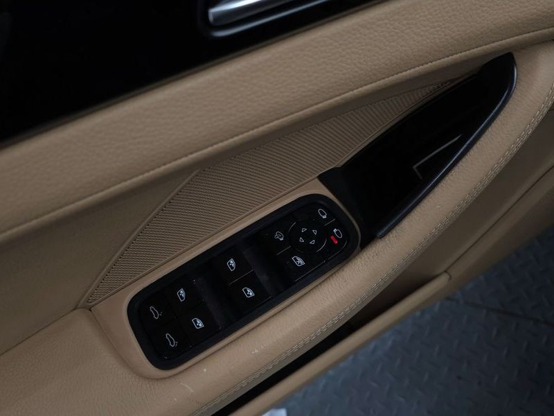 2018 Porsche Panamera 3.0 AWD photo 28