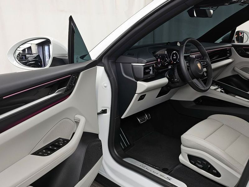 2025 Porsche Macan 4S photo 10