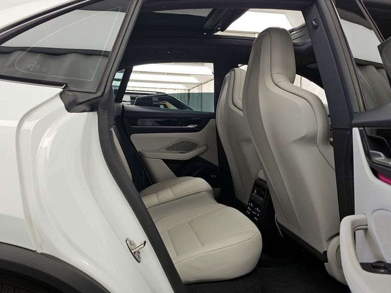 2025 Porsche Macan 4S photo 12