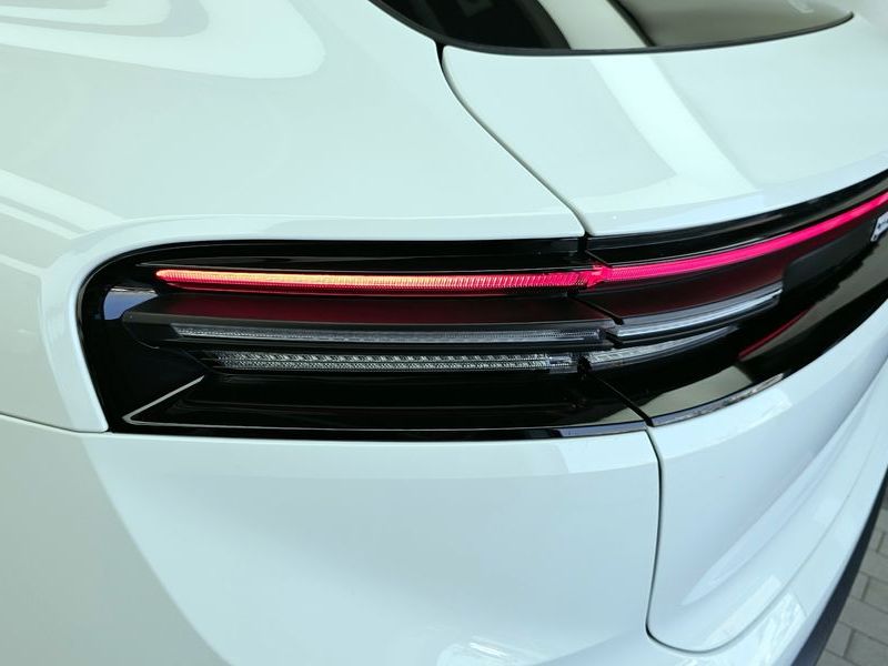 2025 Porsche Macan 4S photo 23