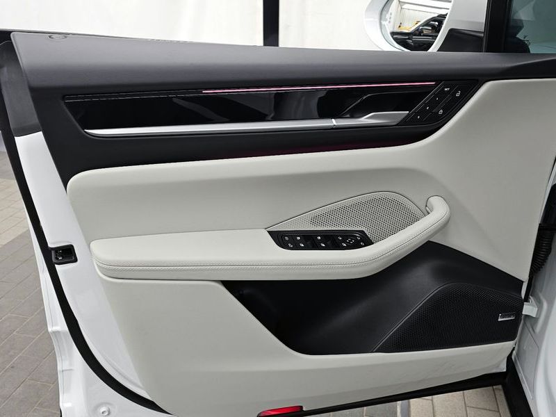 2025 Porsche Macan 4S photo 24