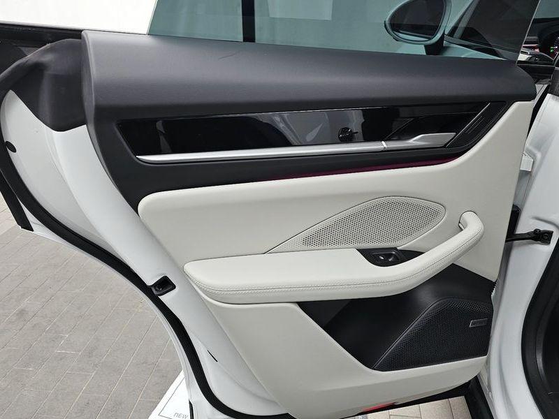 2025 Porsche Macan 4S photo 25