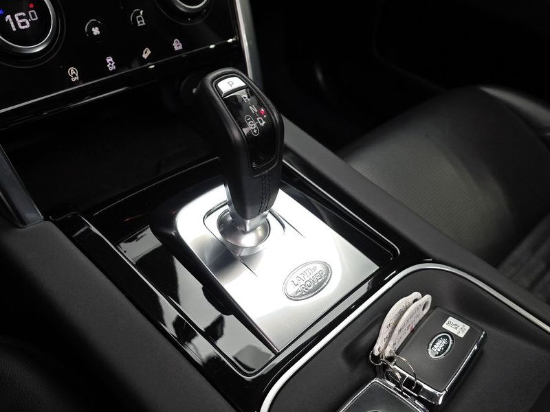 2020 Land Rover Discovery Sport P250 SE photo 9