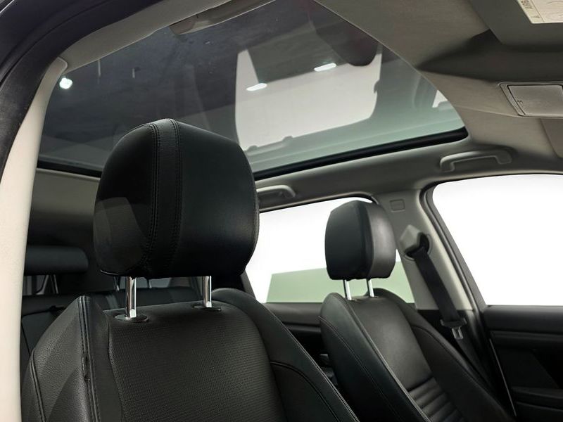 2020 Land Rover Discovery Sport P250 SE photo 15