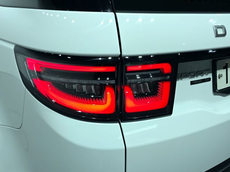 2020 Land Rover Discovery Sport P250 SE photo 23
