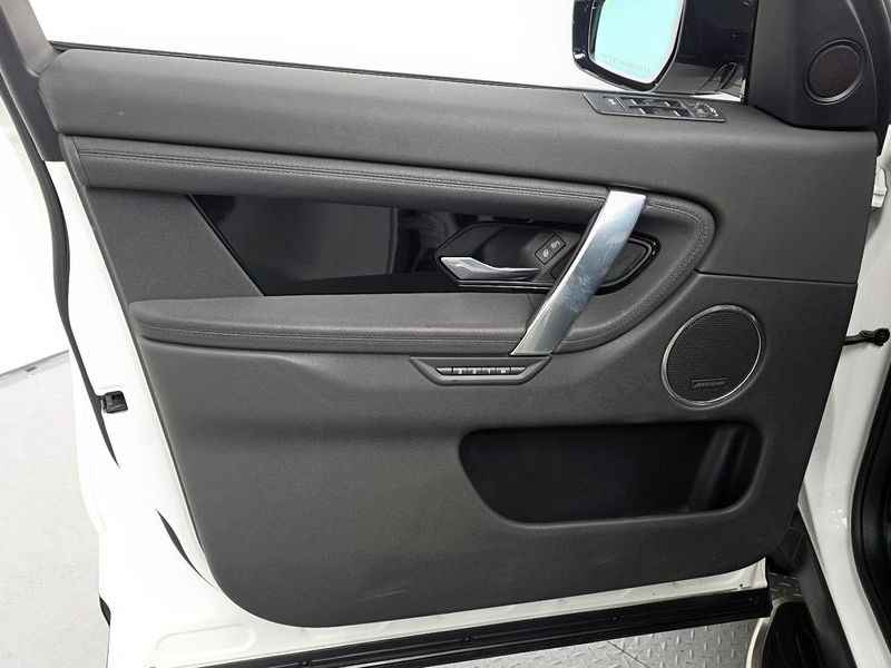 2020 Land Rover Discovery Sport P250 SE photo 24