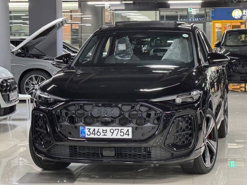 2025 Audi Q5 40 TDI Quattro S Line Black Edition photo 1