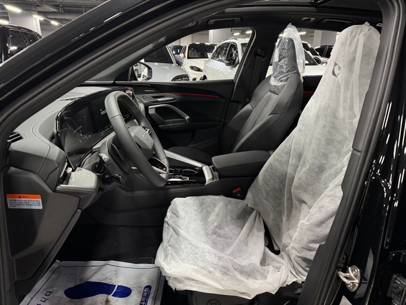 2025 Audi Q5 40 TDI Quattro S Line Black Edition photo 7