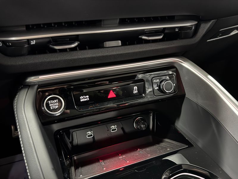 2025 Audi Q5 40 TDI Quattro S Line Black Edition photo 9
