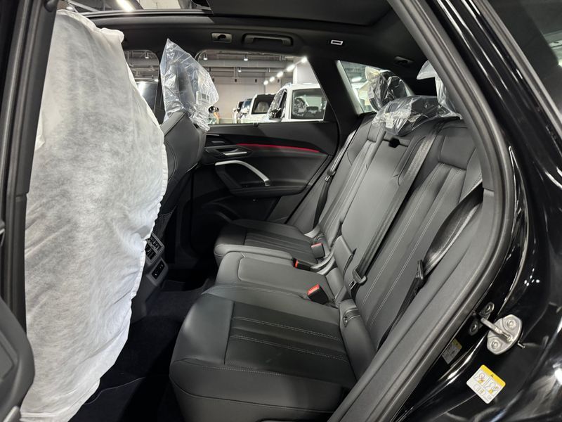 2025 Audi Q5 40 TDI Quattro S Line Black Edition photo 12