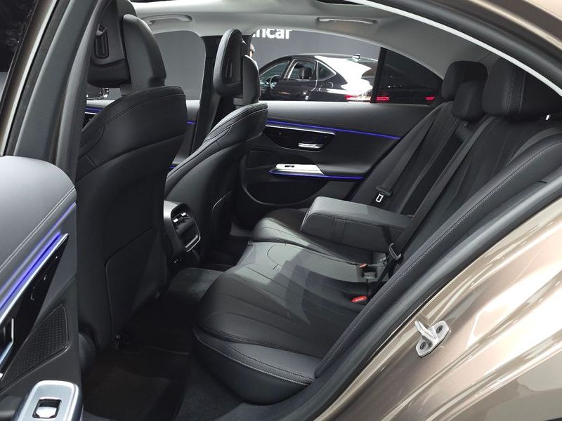 2024 Mercedes-Benz E-Class E200 Avantgarde photo 12
