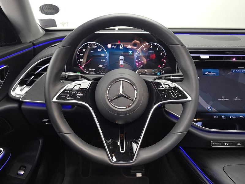 2024 Mercedes-Benz E-Class E200 Avantgarde photo 13