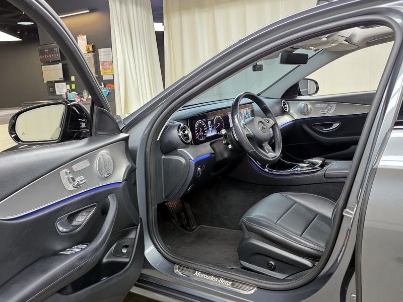 2017 Mercedes-Benz E-Class E300 Avantgarde photo 12