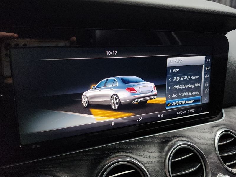 2017 Mercedes-Benz E-Class E200 Avantgarde photo 16