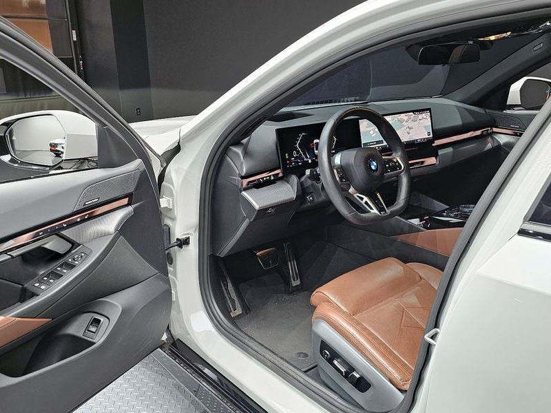 2024 BMW 5 Series 530i xDrive M Sport photo 11