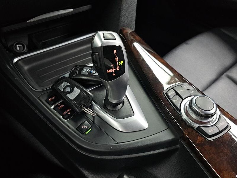 2012 BMW 3 Series 320d photo 9