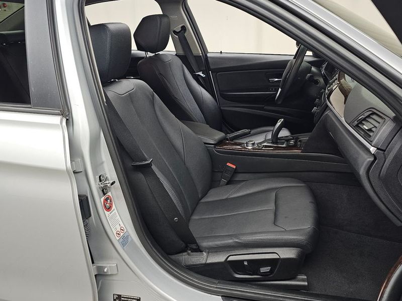 2012 BMW 3 Series 320d photo 12