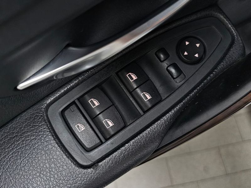 2012 BMW 3 Series 320d photo 14