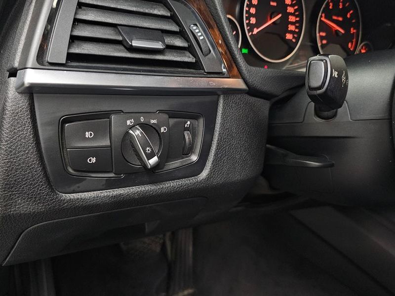 2012 BMW 3 Series 320d photo 15