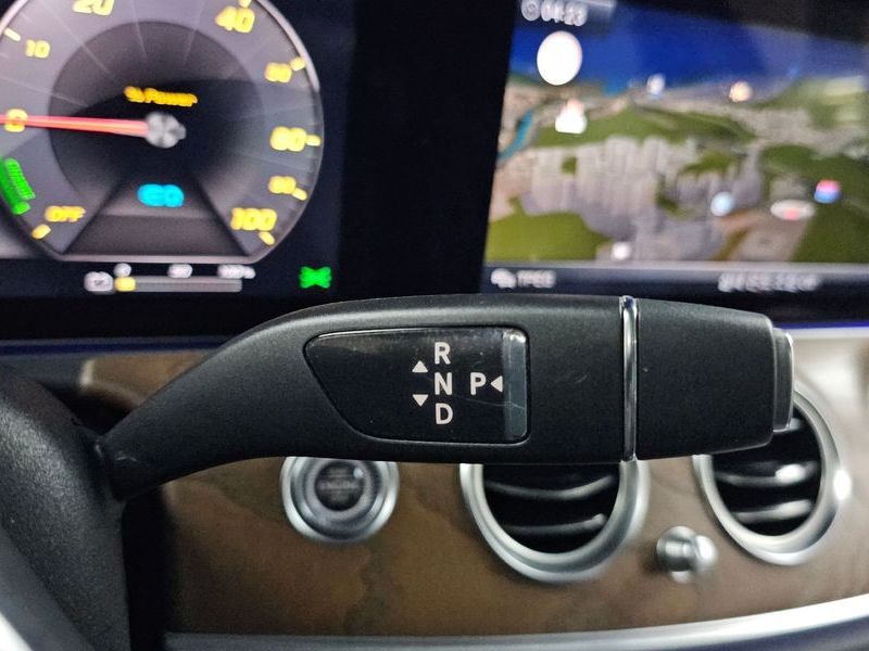 2020 Mercedes-Benz E-Class E300e 4MATIC Exclusive photo 9