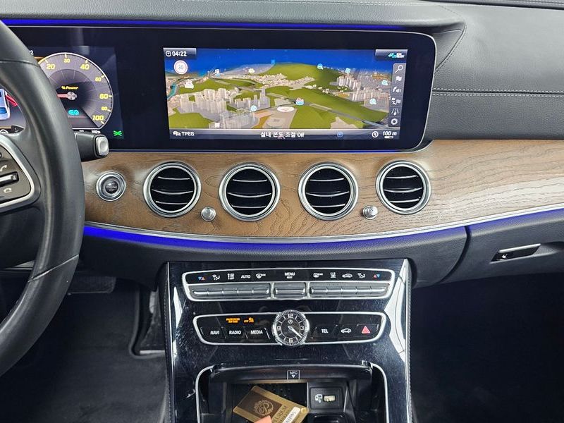 2020 Mercedes-Benz E-Class E300e 4MATIC Exclusive photo 14