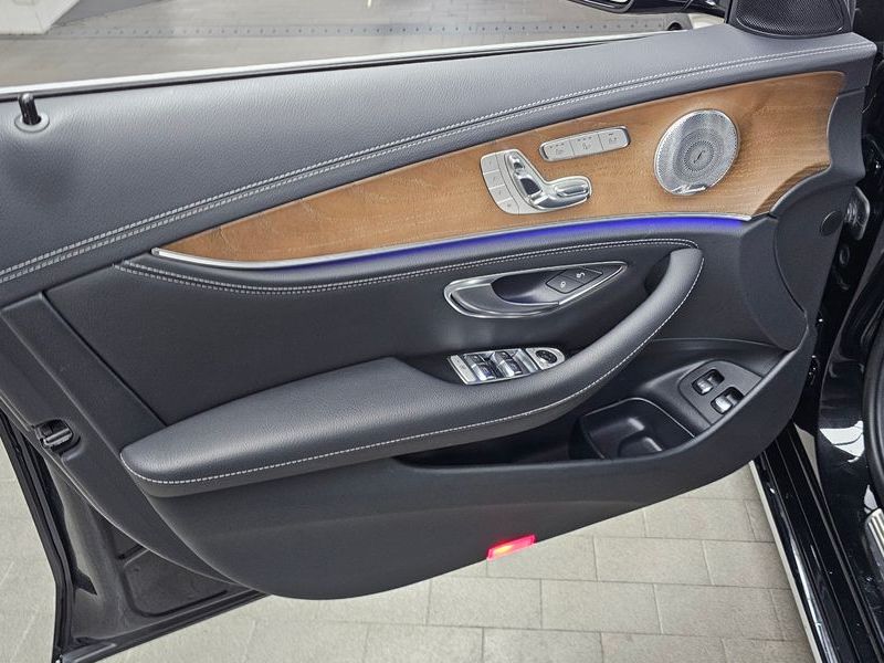 2020 Mercedes-Benz E-Class E300e 4MATIC Exclusive photo 24