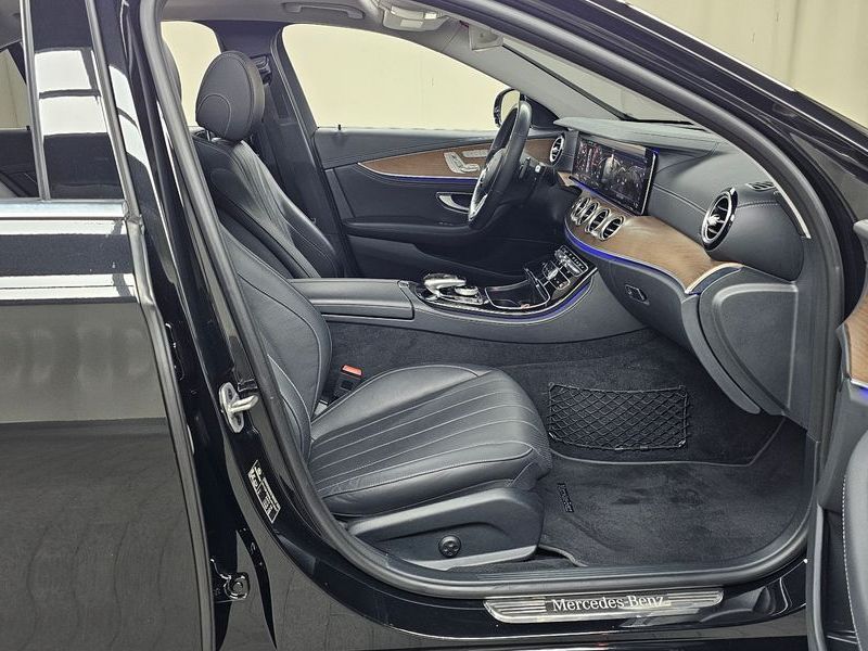 2020 Mercedes-Benz E-Class E300e 4MATIC Exclusive photo 26