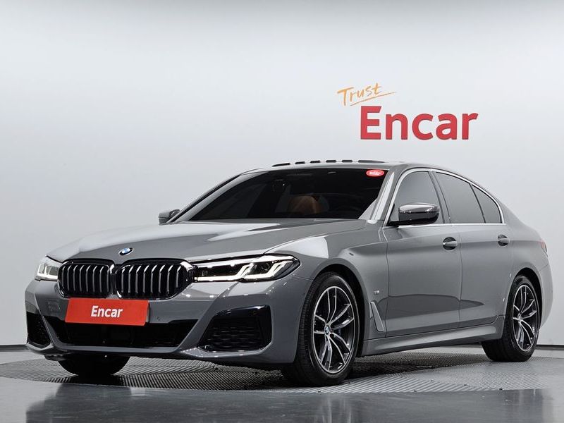 2022 BMW 5 Series 520i M Sport photo 1