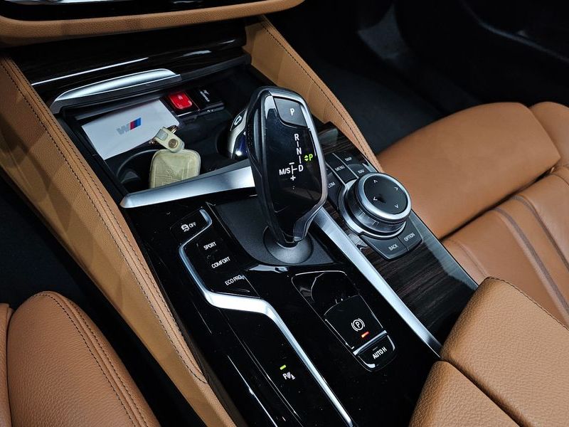2022 BMW 5 Series 520i M Sport photo 9