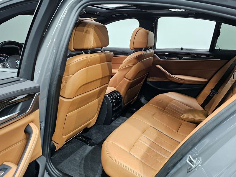 2022 BMW 5 Series 520i M Sport photo 11