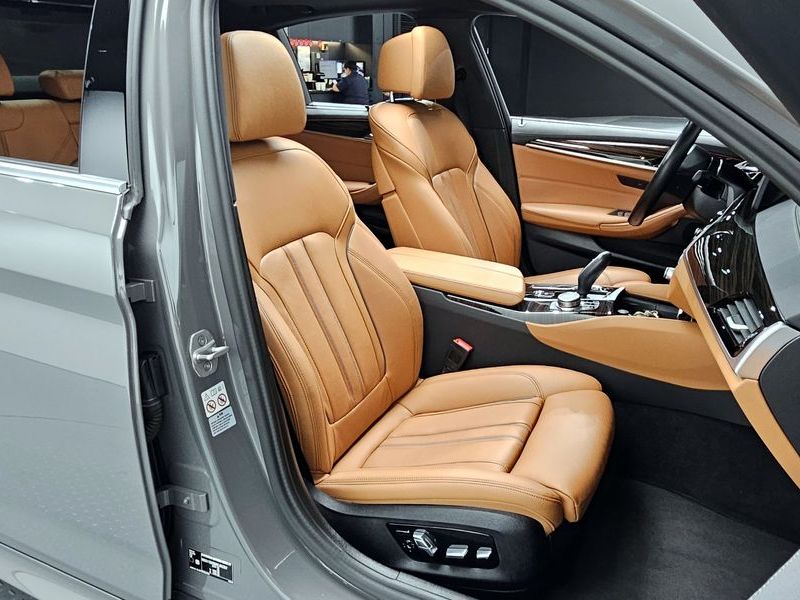 2022 BMW 5 Series 520i M Sport photo 12