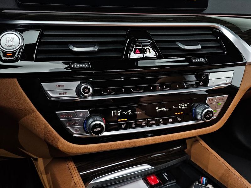 2022 BMW 5 Series 520i M Sport photo 18