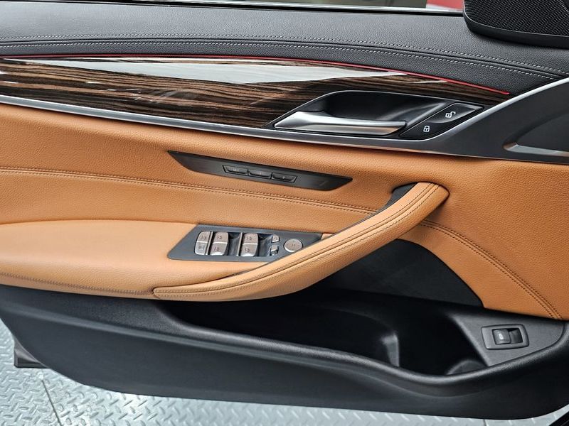 2022 BMW 5 Series 520i M Sport photo 24