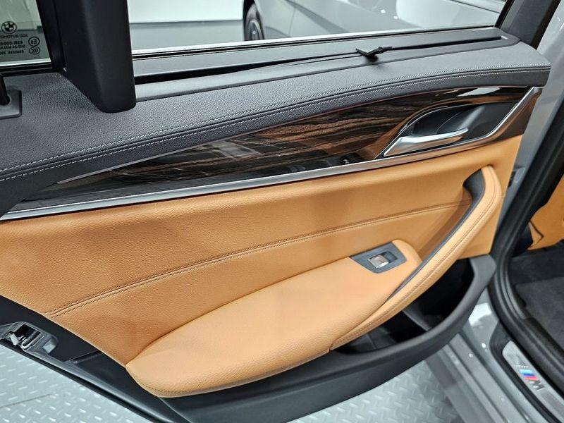 2022 BMW 5 Series 520i M Sport photo 25