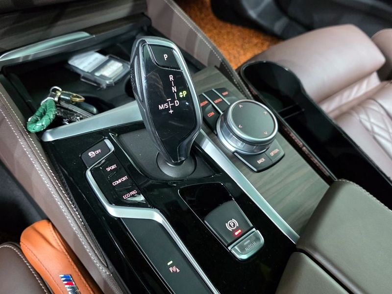 2020 BMW 5 Series 520i M Sport photo 9