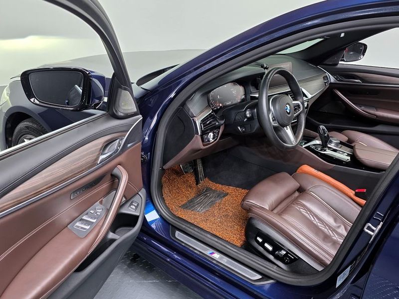 2020 BMW 5 Series 520i M Sport photo 11