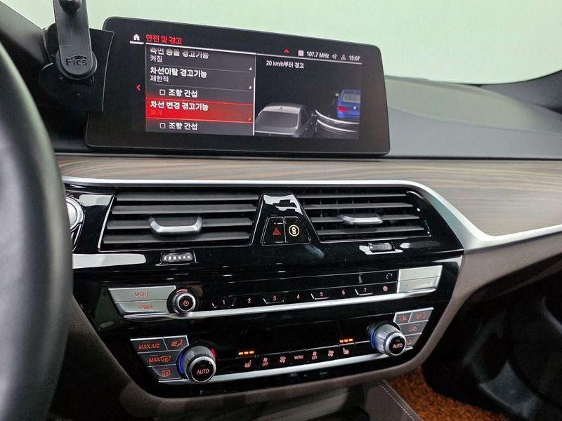 2020 BMW 5 Series 520i M Sport photo 14