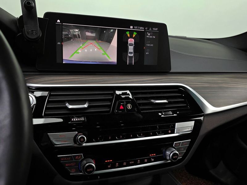 2020 BMW 5 Series 520i M Sport photo 15