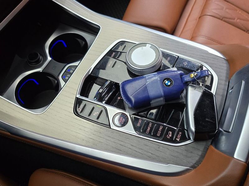 2025 BMW X7 xDrive 40i Design Pure Excellence 6-Seater photo 9