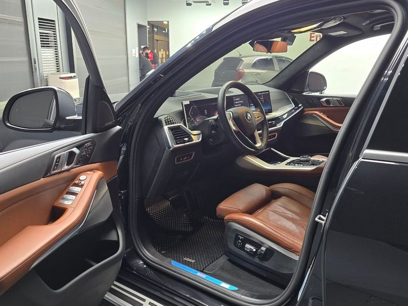 2025 BMW X7 xDrive 40i Design Pure Excellence 6-Seater photo 10
