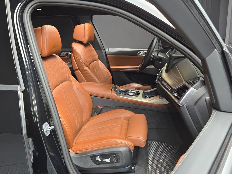 2025 BMW X7 xDrive 40i Design Pure Excellence 6-Seater photo 12