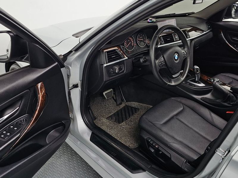 2012 BMW 3 Series 320d photo 10