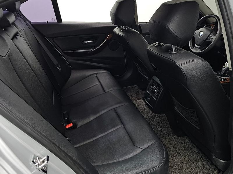 2012 BMW 3 Series 320d photo 12