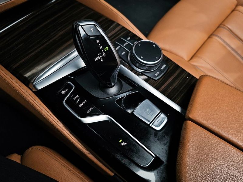 2021 BMW 5 Series 520i M Sport photo 9