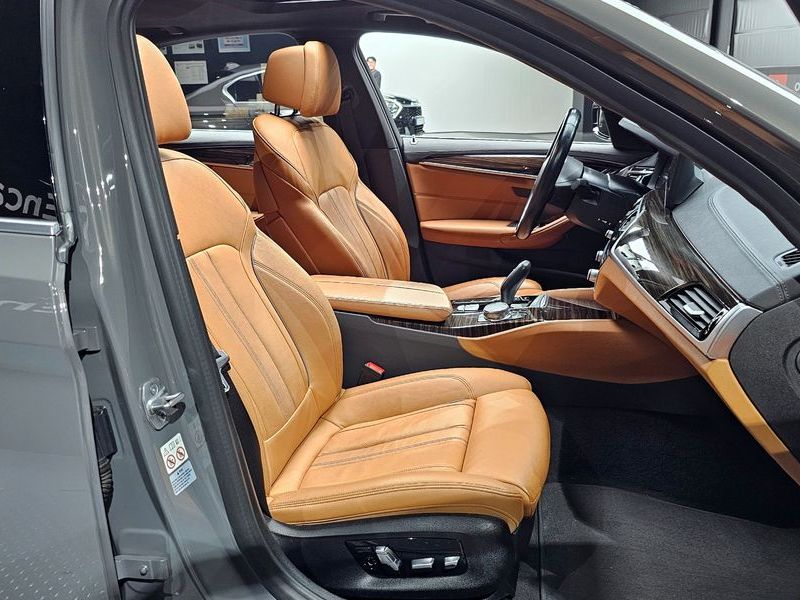 2021 BMW 5 Series 520i M Sport photo 10